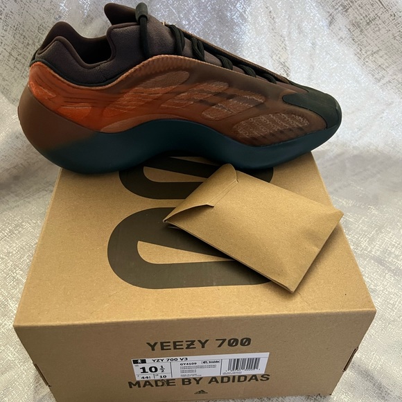 Yezzy 700V3 - Shoes